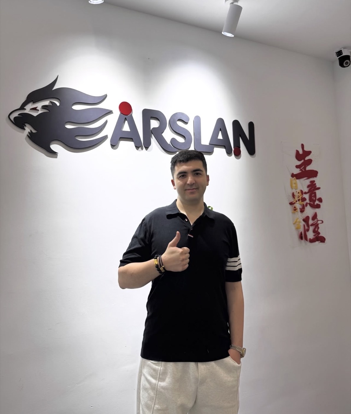 Ofisteki ARSLAN marka duvarı