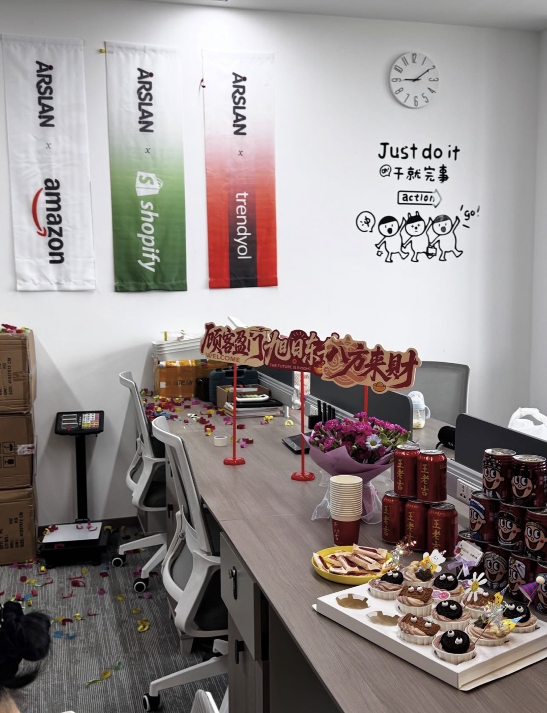 Hangzhou'daki ofisimiz — Amazon, Shopify ve Trendyol bayrakları